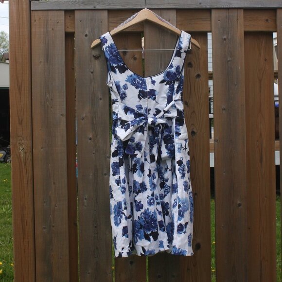 CUTE Cupcake Dress Women's Size 6 Bow Tie Back Blue Flowers - Picture 2 of 3